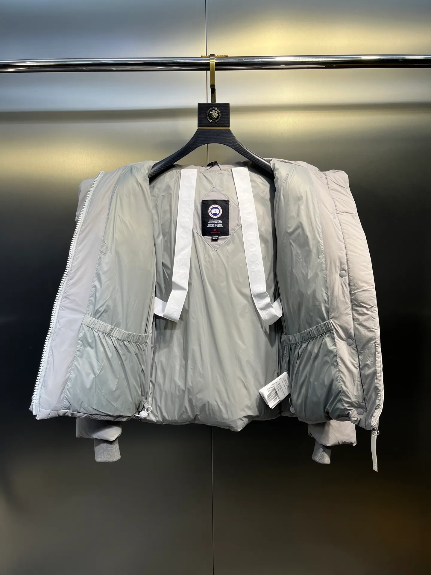 P740 Big Goose Capsule White Label Down Canada Goos* Canada Goose's new limited white label bread jacket, the same style for men and women, filled with 625 fill power white goose down, and the fabric has a satin feel. Suitable for wearing in spring and autumn in various cities, this model has a stand-up collar design, classic and versatile, and has good thermal insulation effect! Fabric + Features: ✅Fabric: 85% polyester, 15% cotton, windproof and waterproof ✅Lining: 100% polyester, windproof and waterproof ✅Filling: 80% pure white duck down, 20% pure white feathers ✅Fillness: 625 ✅Care instructions: Dry cleaning ✅Zipper: Genuine YKK two-way entrance zipper ✅TEI Temperature Feeling Index 1: Lightweight minus 5 degrees to 5 degrees Technology: ✅The fabric is made of CORDURA polyamide fabric, which is a new functional fabric and a leading technological product. The durability is 2 times higher than ordinary nylon fabric. Wear resistance, strong tear resistance, good hand feel and good color. ✅The liner is filled with imported 625 fill power 90 white duck down, the liner is reinforced with anti-runaway velvet liner, and the fly on the front center fly is designed with snap buttons to prevent ventilation and rain. Whether it is hiking, urban walking or polar exploration, this model can help you find the Cana that suits your body, activities and lifestyle. Color: pink, blue, black, white Size: xs-l